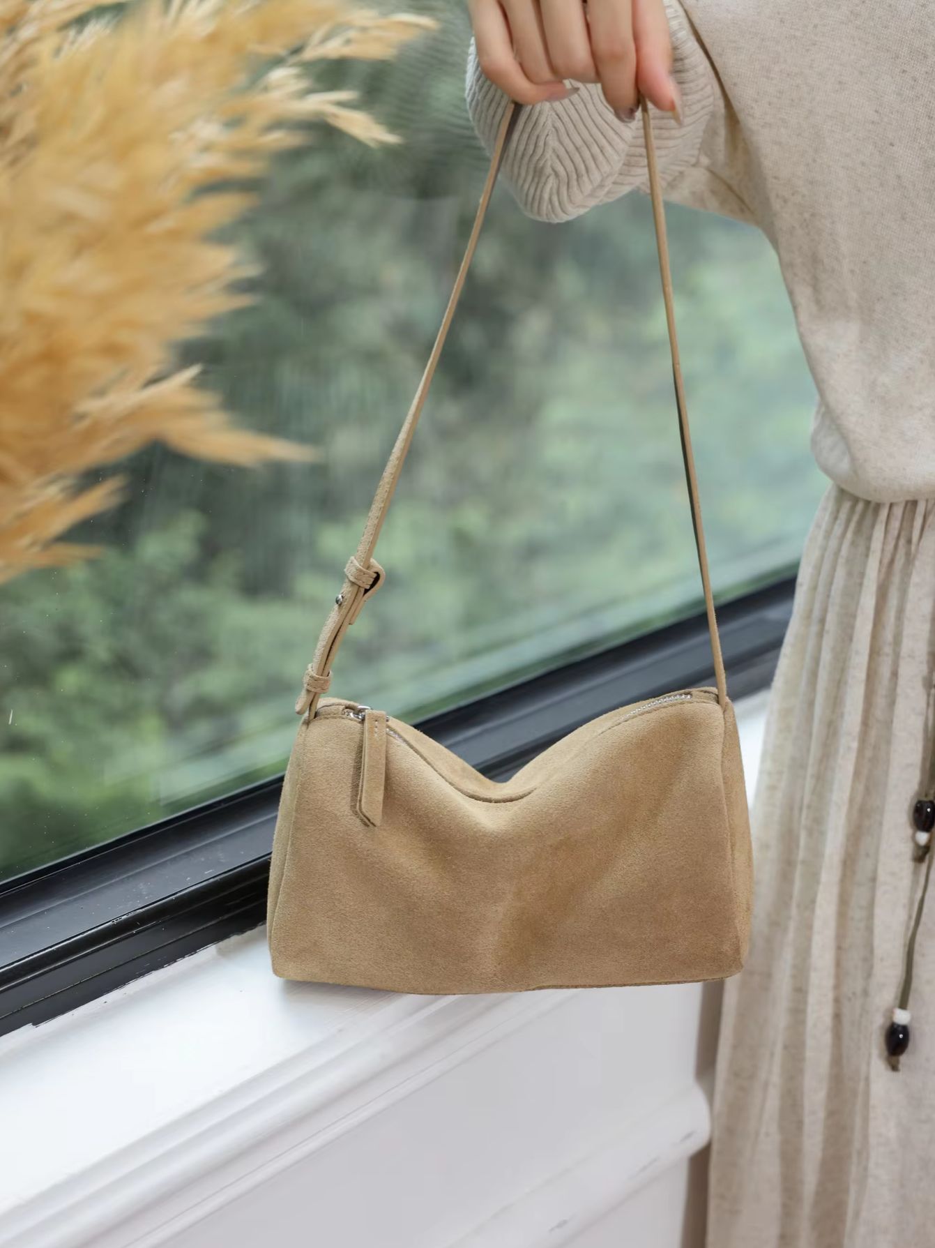 Women Bags 2026 Trends - Matowa zamszowa torebka cylindryczna ze skóry