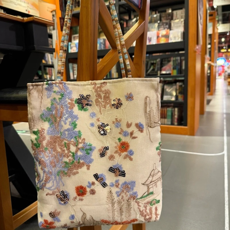 Women Bags 2026 Trends - Torba płócienna z haftem w nowym