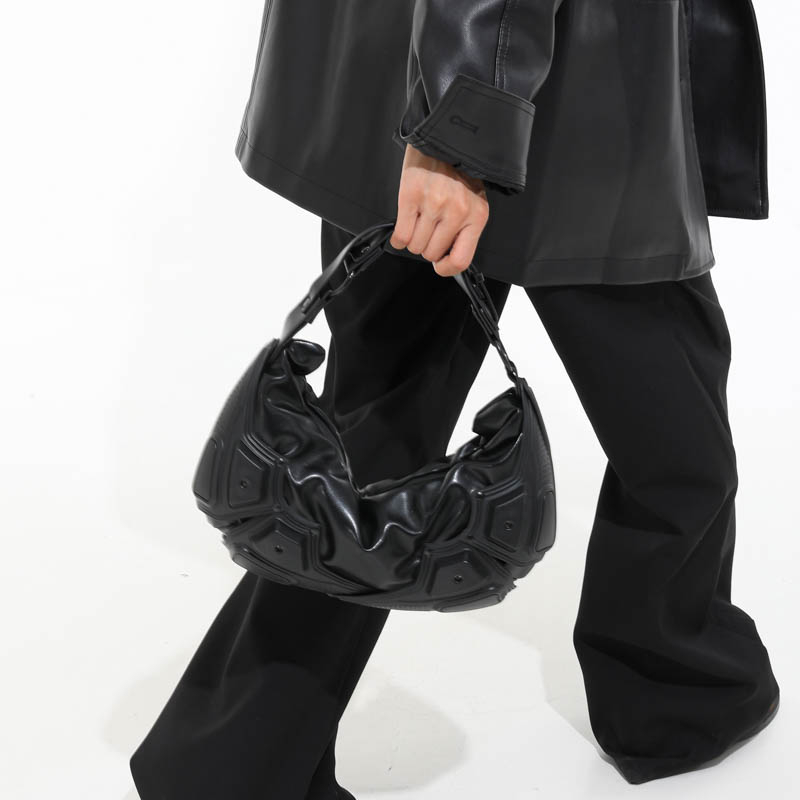 Ciemna, modna torebka w kształ – Women Bags 2026 Trends recenzja i cena