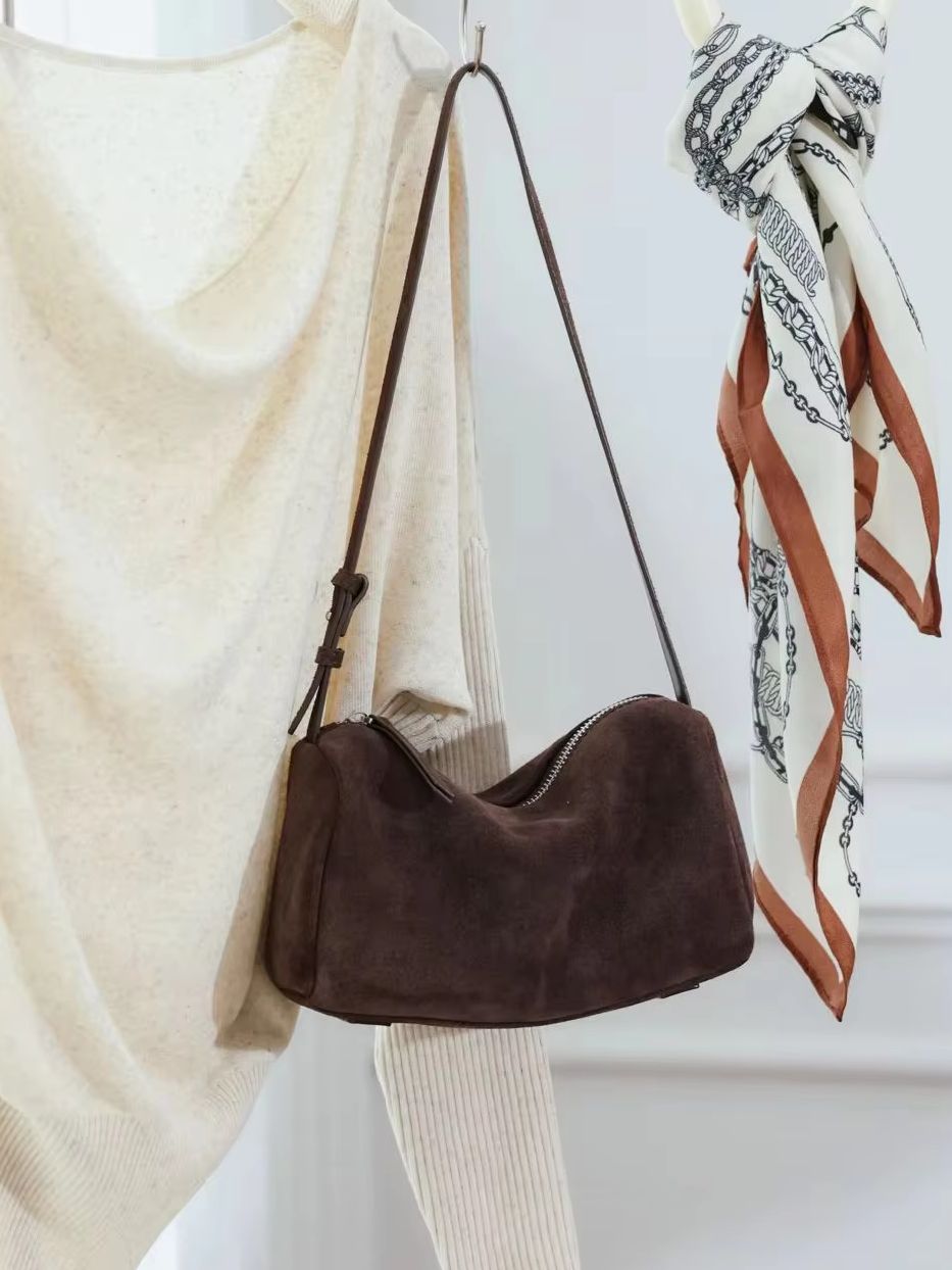 Matowa zamszowa torebka cylind – Women Bags 2026 Trends recenzja i cena