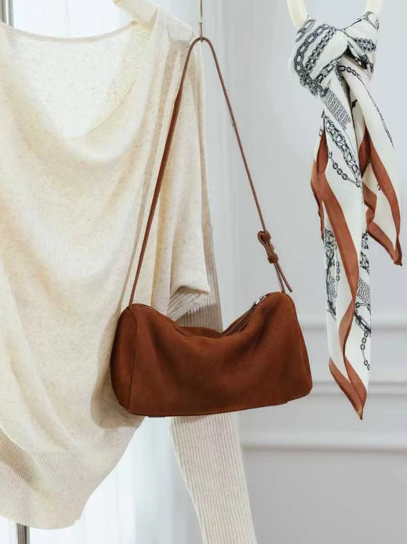 Matowa zamszowa torebka cylind – Women Bags 2026 Trends recenzja i cena